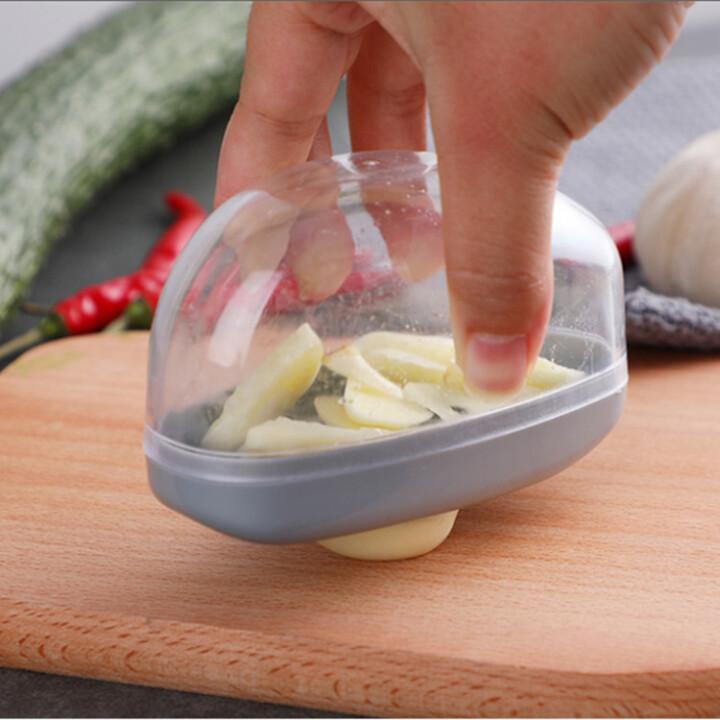 Manual garlic slicer