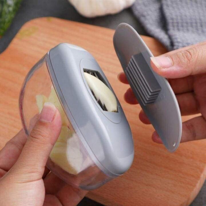 Manual garlic slicer