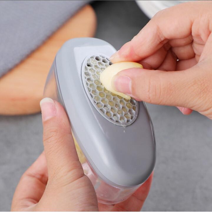 Manual garlic slicer